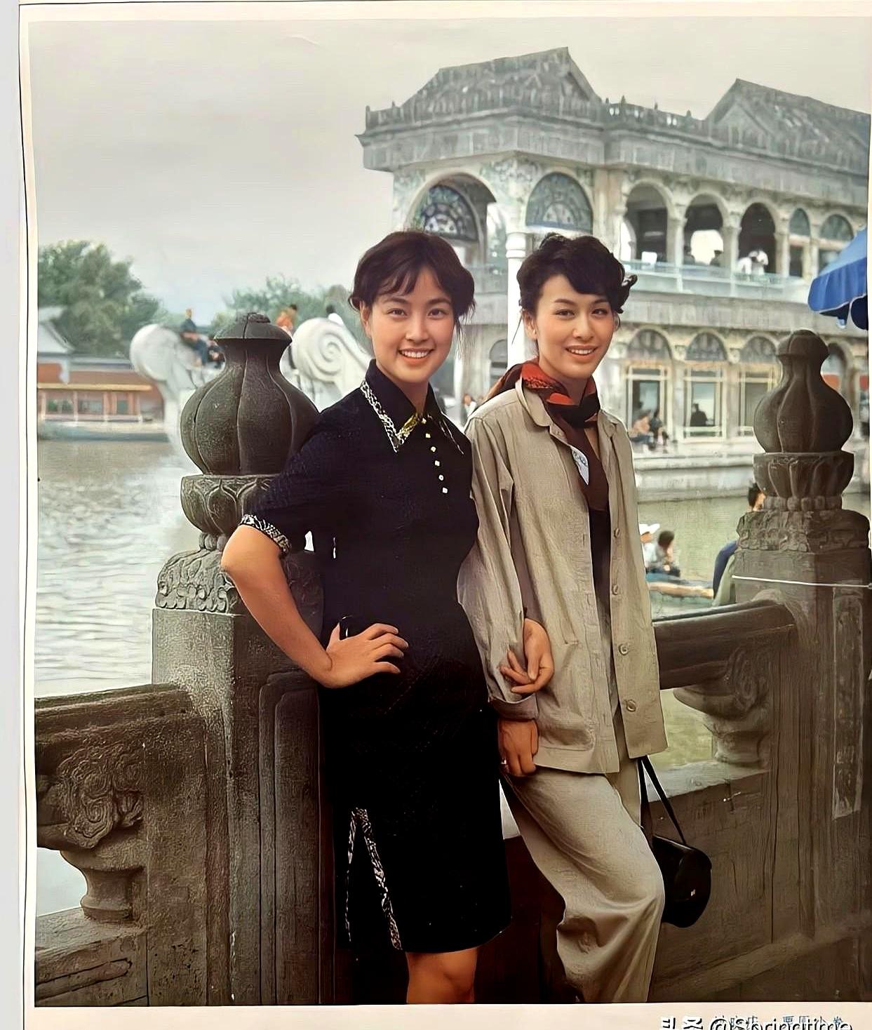 谁敢相信啊？当年红透半边天的刘晓庆，站在镜头前那一脸的云淡风轻，背地里竟然寒酸
