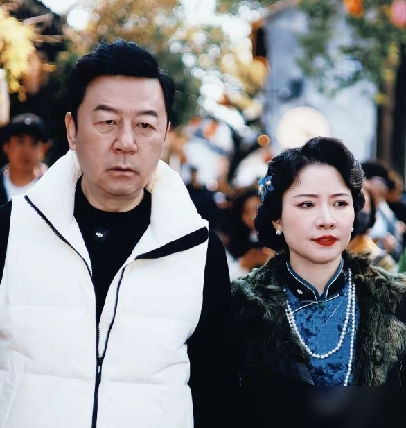 郭涛这张脸，凭什么能娶到气质这么好的老婆？58岁被偶遇跟妻子低调聚餐，答案才慢慢浮出水面。《父母爱情