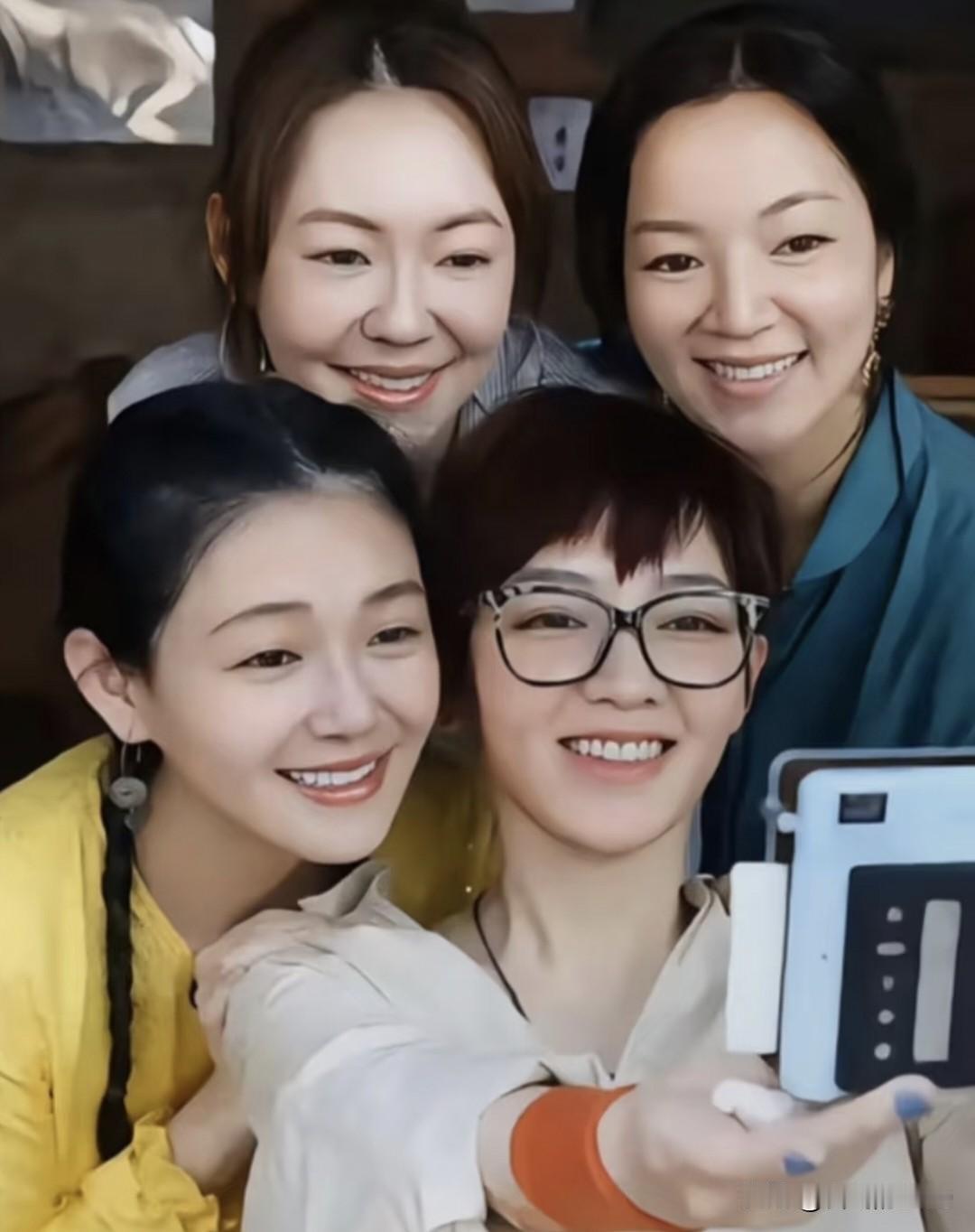 今天是小S48岁的生日，闺蜜阿雅发长文祝福，曾经的姐妹团铁四角，（大S，小S，阿