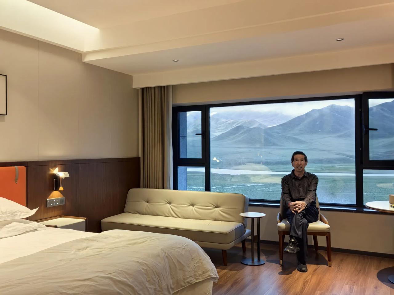 新疆之旅最后一天的早晨新疆之旅最后一天的早晨是在巴音布鲁克璞悦风华酒店，早上醒