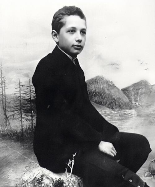 1955年4月，普林斯顿的夜色中，物理学泰斗爱因斯坦悄然离世。他的遗嘱要求火化遗