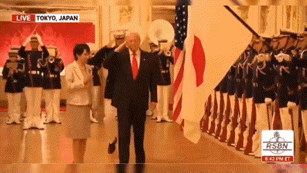 老特去访小日子，其中有一个环节，就是对着老美和小日子的国旗鞠躬，尽管早苗多次用手