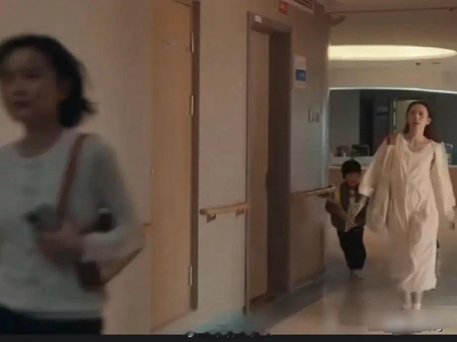 《四喜》沈明珠挺着个大肚子在医院走后面跟着个小尾巴“阿姨、阿姨、是我妈妈让我跟着