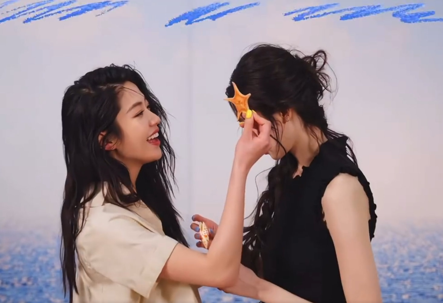 张艺凡向涵之亲了张艺凡🙋♀️X向涵之🙋♀️含金量太高了！00花梦幻联动be