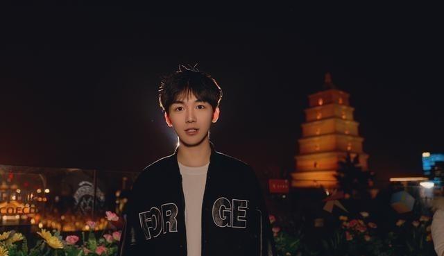 男士夜景写真别只拍亮，用后方闪光灯打造立体轮廓感很多男士拍照不好看，并不是因