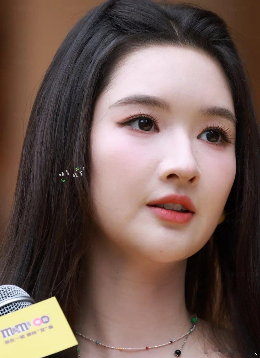 感觉王玉雯五官存在感低，脸型美妆蛋，不能有一点肿，也不能有太严重的纹路～