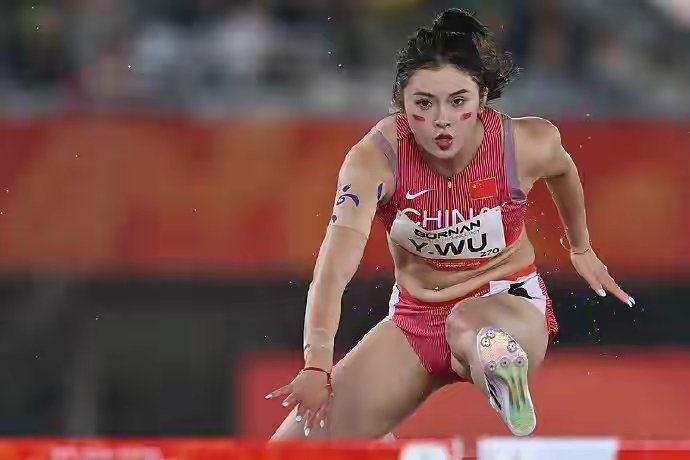 吴艳妮泪洒赛场称战胜了3年前的自己，回应起跑阶段最后一个冲出：有些怕抢跑​