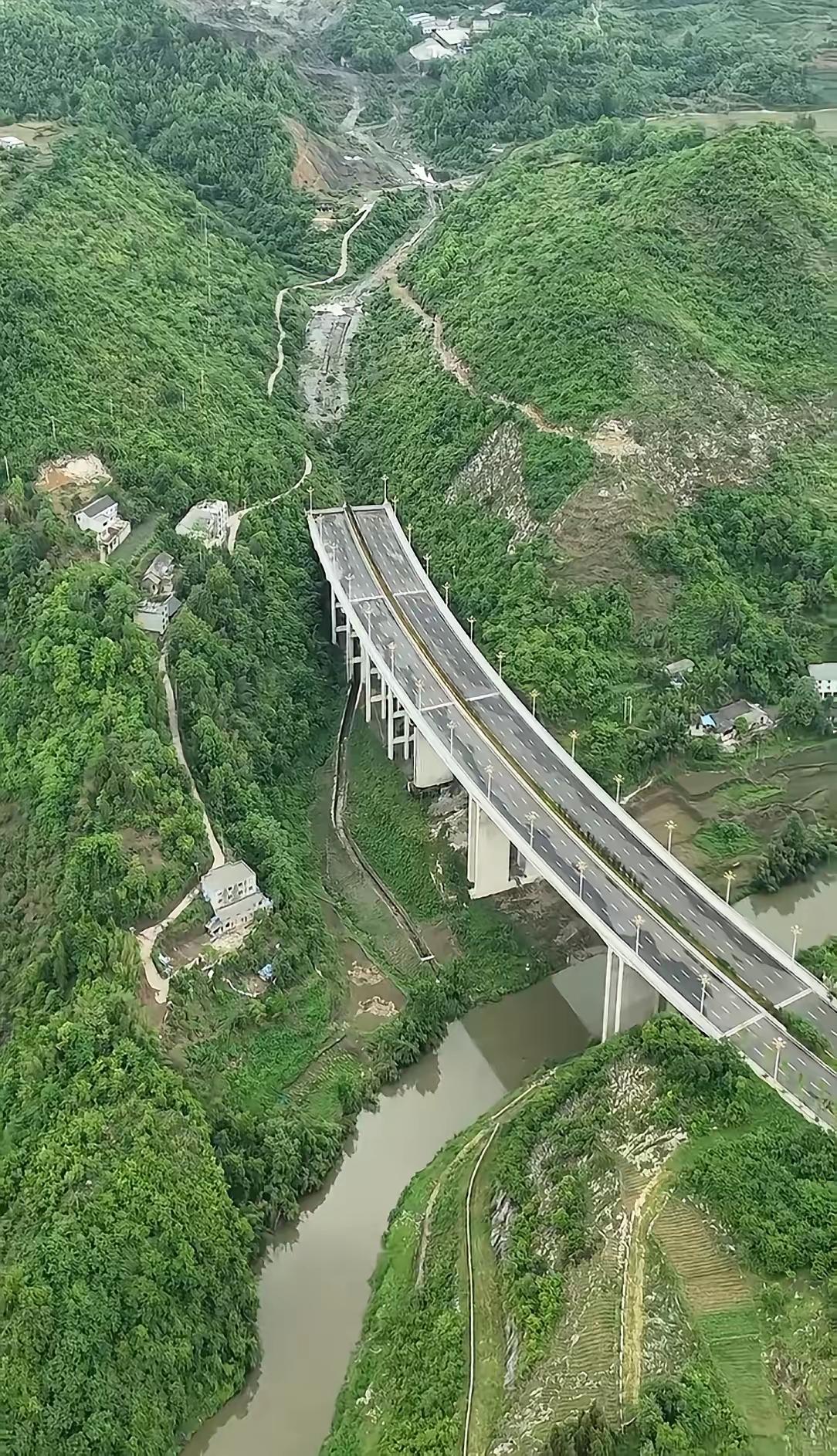 你们说这样的断头路可能是什么情况？是设计错了还是资金断流了呢？不应该啊！看着这条