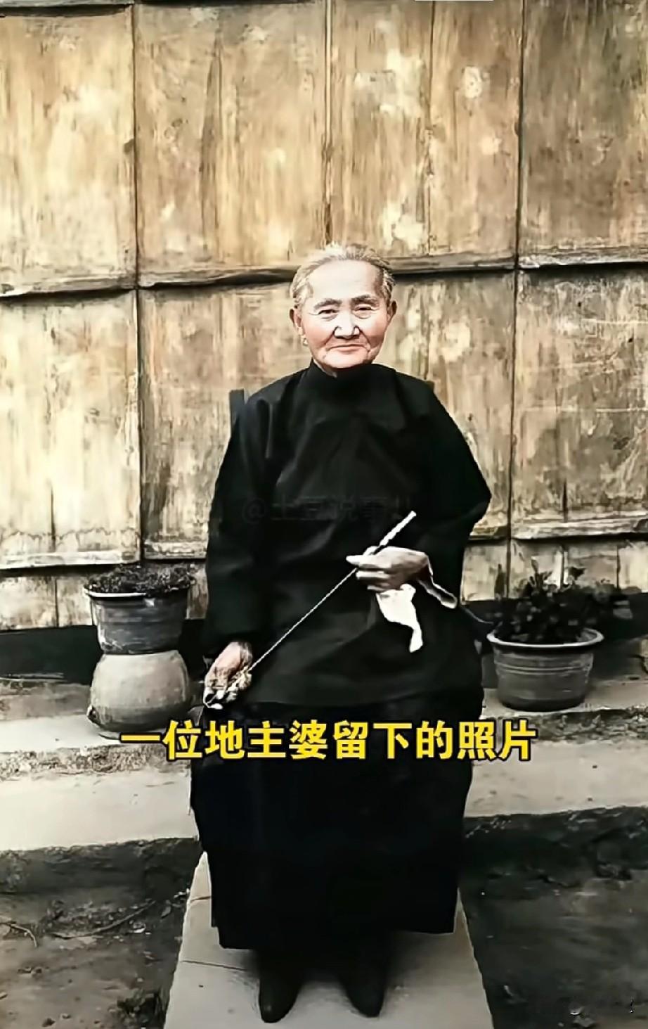 天呐70年代的地主婆就是这样子这是民国期间，一位地主婆留下的照片，尽管她
