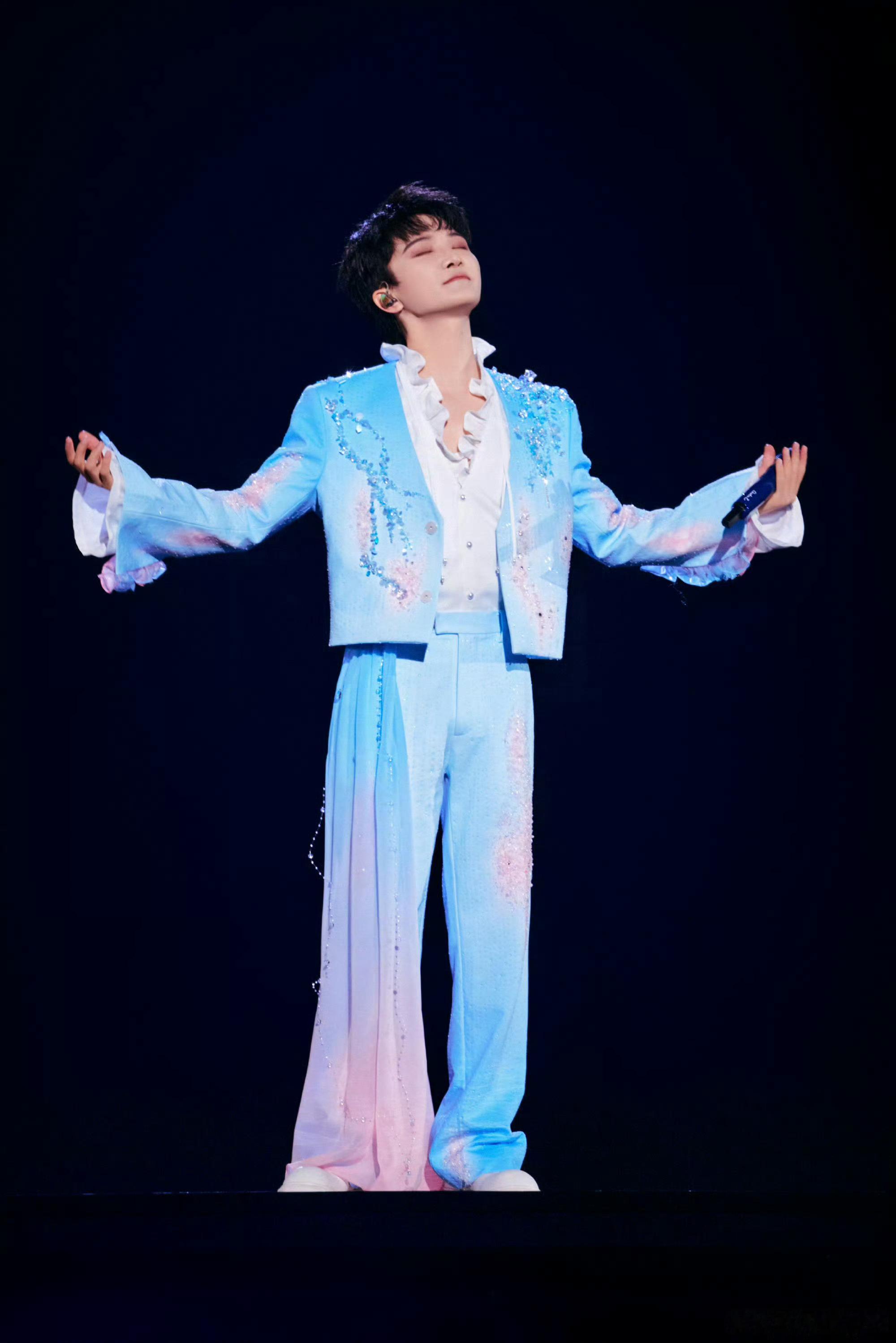 周深紧急叫停被周深的耿直笑疯了！唱跳正嗨突然嘴瓢，立马喊卡：“太过分了，重来一