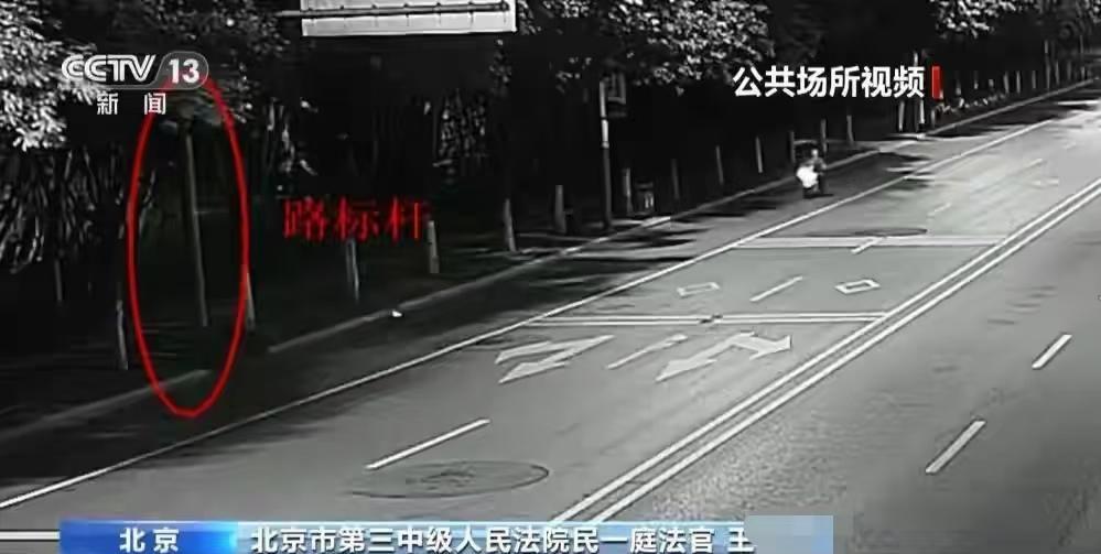 北京，男子酒后骑电动车回家，结果不小心撞到马路牙子摔到旁边的路标杆上，造成眼睛失