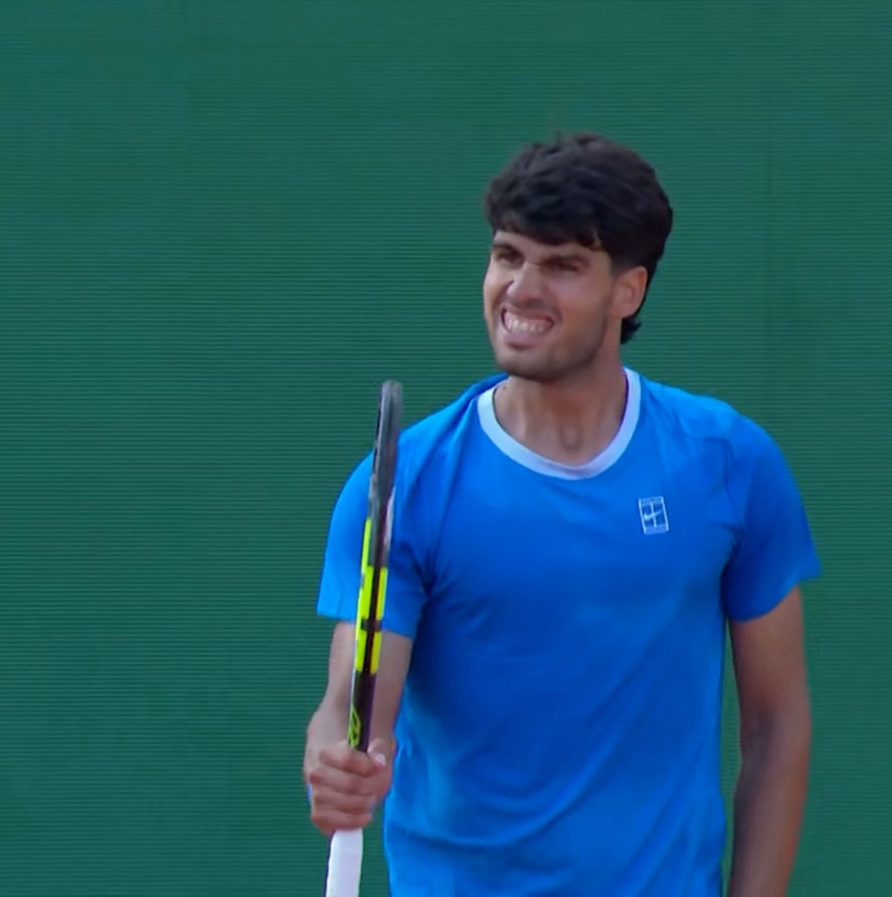 阿卡辛纳还挺同步！首秀都大胜，今天都被拖到决胜盘。卫冕冠军阿尔卡拉斯以6-1、4