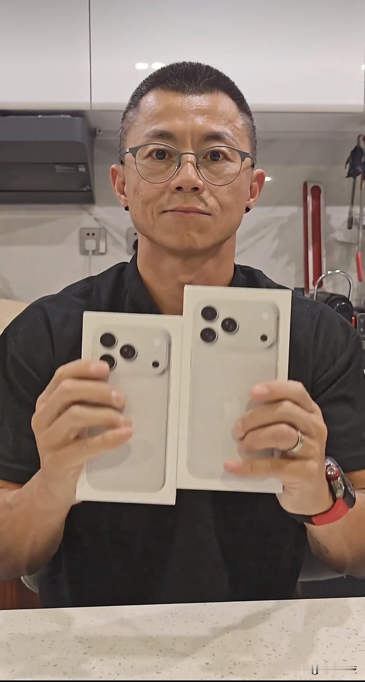 车评人陈震一言不发拆封iPhone18Pro和iPhone18ProM
