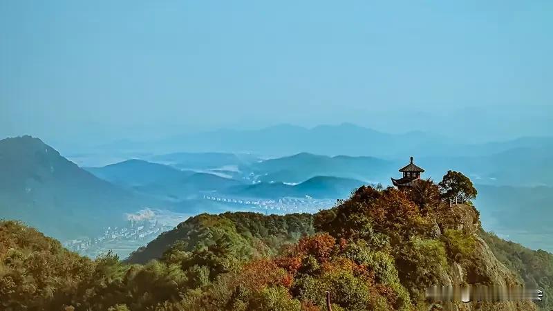 看到“青山依旧在”这个上联，我脑海里一下子就冒出好多下联的思路。这句上联有种时光