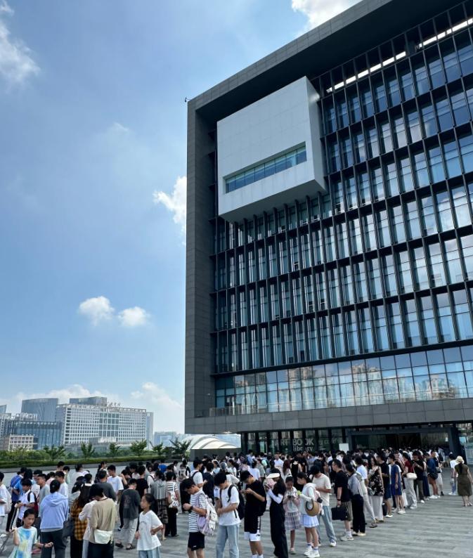 排起队伍！实拍合肥市中心图书馆！[鼓掌]市民实拍：合肥市中心图