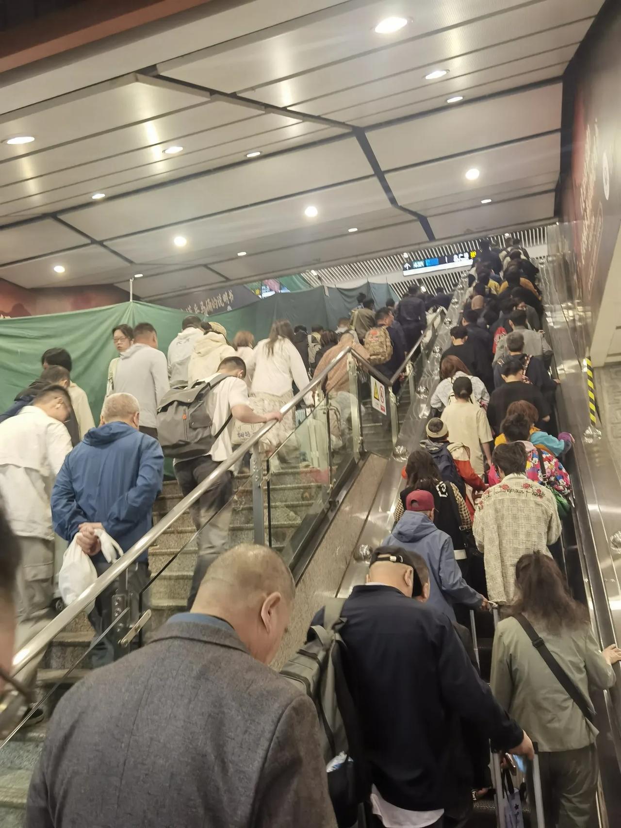 春天来了，来一个说走就走旅行。看看早上7:00匆匆出行赶高铁的人们，反映出西安旅