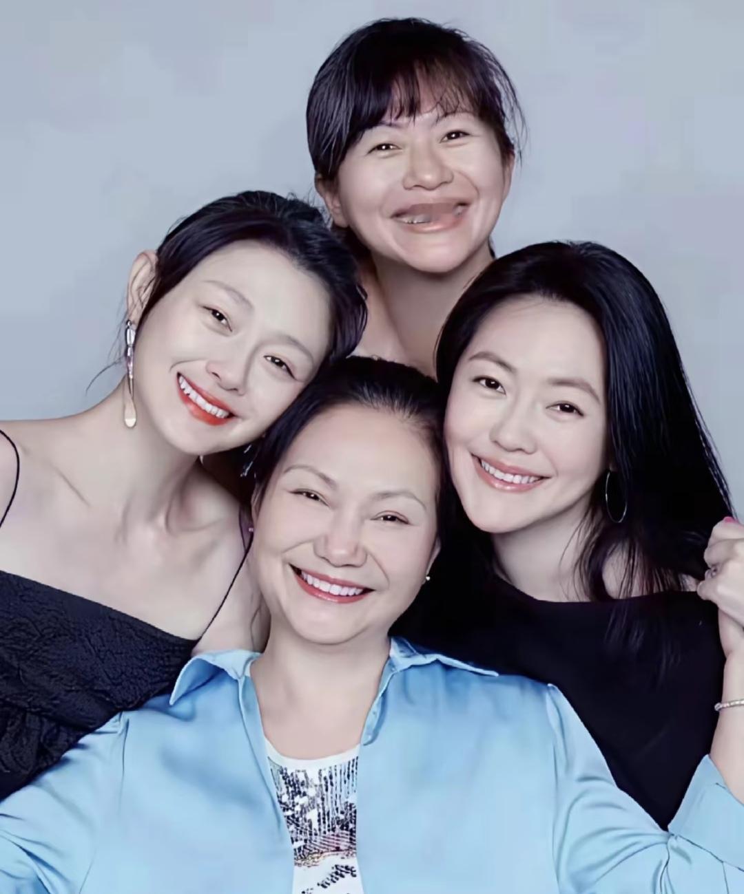 不得不说单是看大S这张母女全家福照片，最美的竟然是小妹小S，不过说起来也是奇怪，