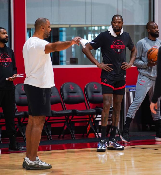 有媒体模拟了交易方案，火箭队送出范弗里特、谢泼德和2个首轮签，对手球队有篮网和凯