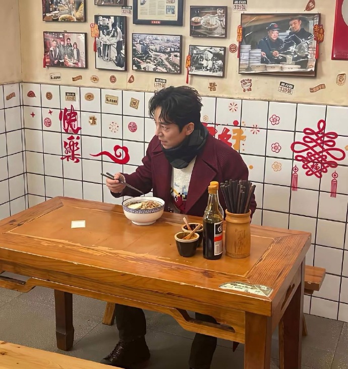 同样是出生1974年，同样是在湖南卫视工作。汪涵51岁，看起来像60岁一样。头