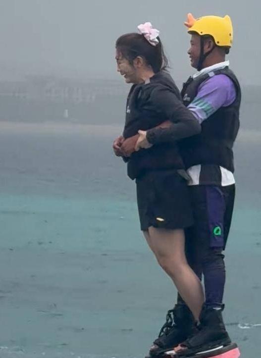 陈梦这反差萌也太可爱了吧！在三亚录《是女儿是妈妈2》玩水上飞人时，直接从乒坛大魔