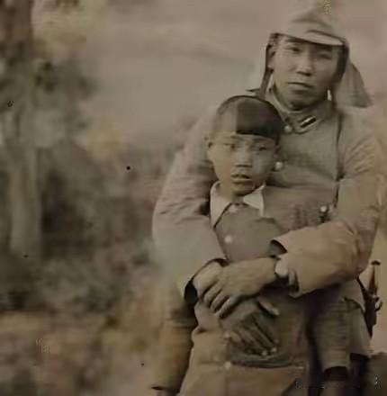 1941年，15岁的黄友良被10多个鬼子扒光衣服乱摸。她拼命反抗，惹得鬼子大怒，