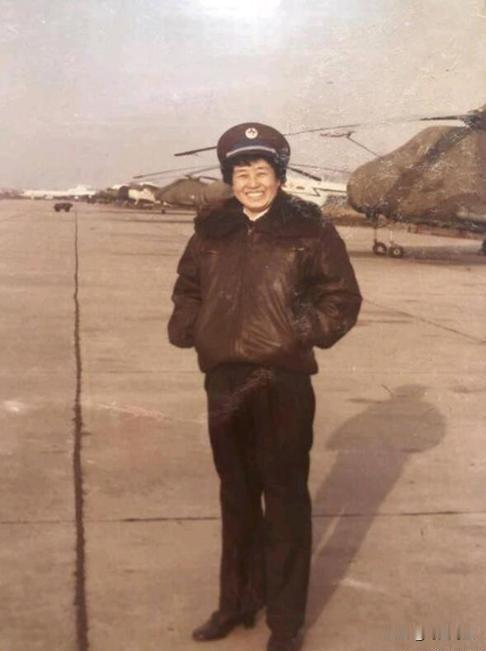 1964年，热恋中的女飞行员，被派往西北执行绝密任务，结束后回家结婚。可是怀了2