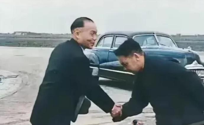 1949年，台湾，飞机在机场降落，李宗仁走出机场，蒋经国走上前去，弯着腰与李宗仁