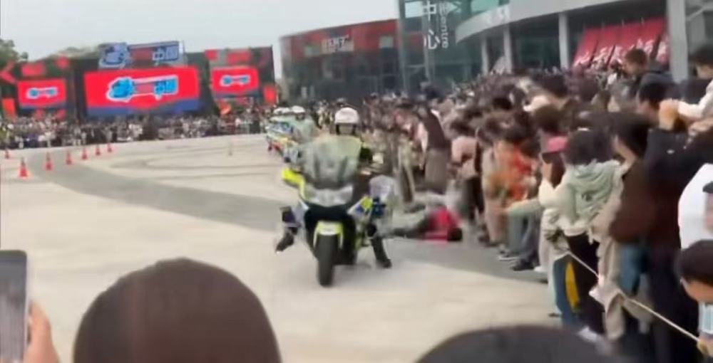苏州警营开放日铁骑表演失误撞3名观众, 警方通报致歉并落实赔偿