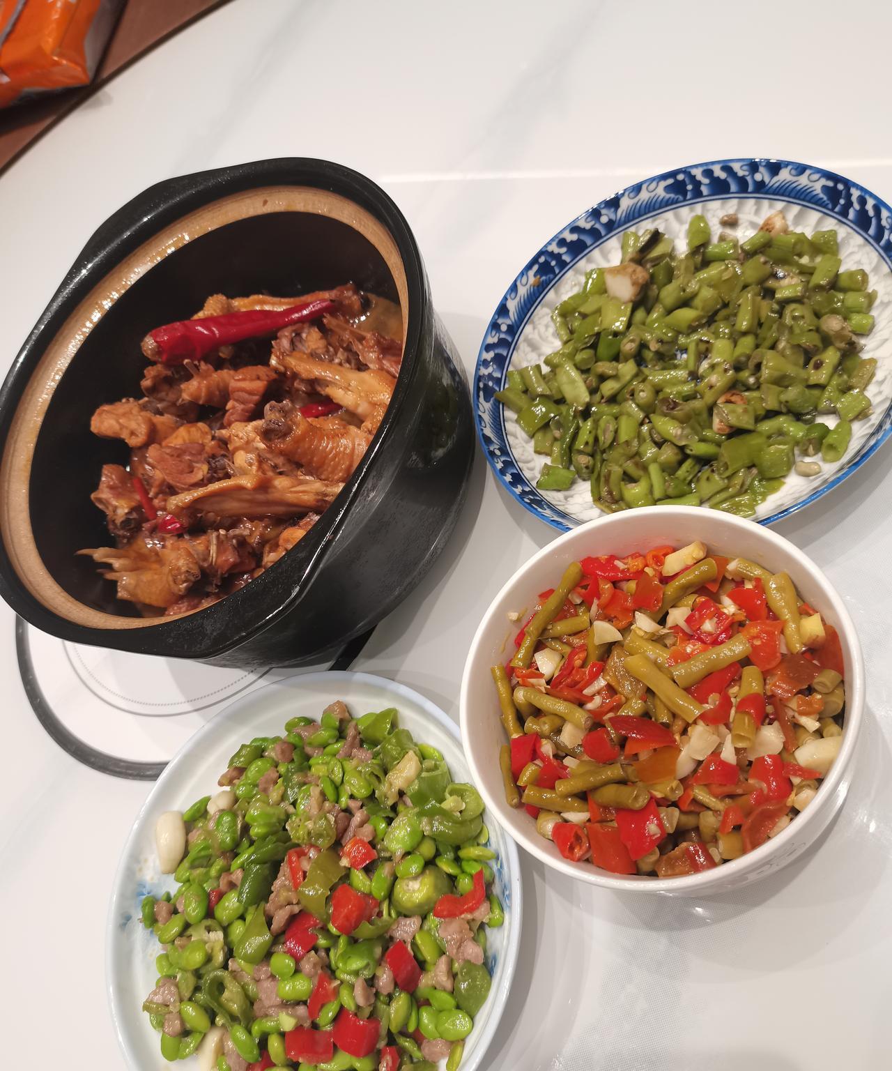 台湾姐过两天就回去了，我叫她过来，为她饯行。本打算下馆子的，我正好自己也可以打