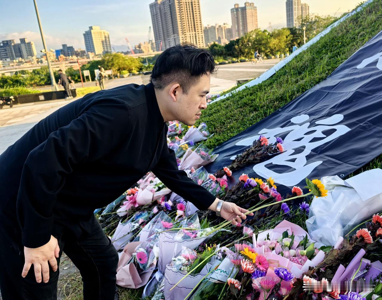台湾时事评论员邱毅称，当他看到郑丽文在马场町秋祭现场，拿着花圈向这些受难的亡灵三