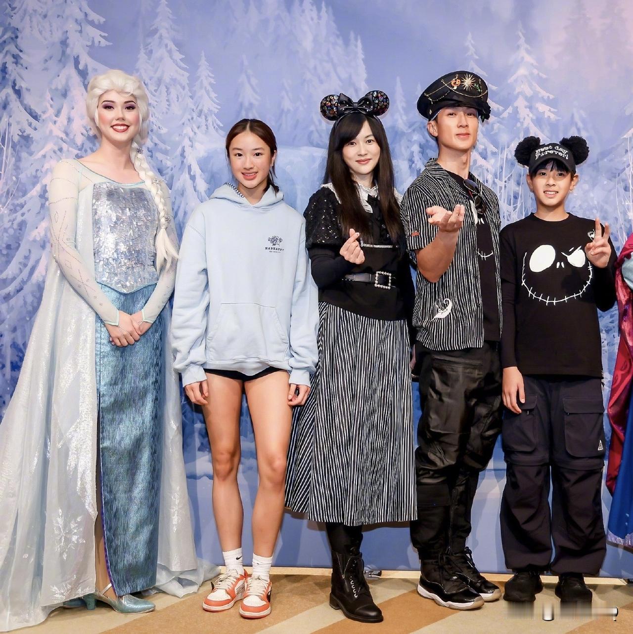 Neinei的腿随爸爸吴尊，一看就是经常运动的肌肉腿，双腿紧实有力，看着多健康啊