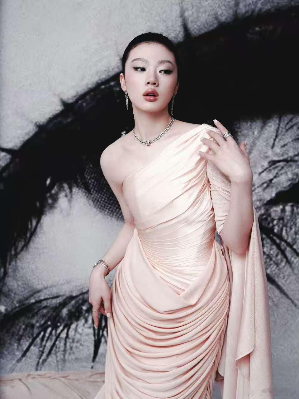 单依纯斜肩高定单依纯高定裙装单依纯高定裙装，好美，​​​
