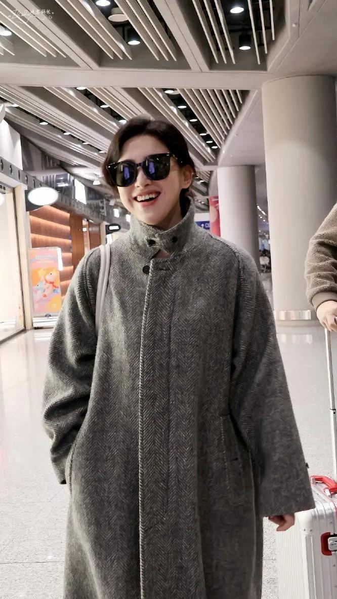 朱珠这气质绝了！灰色大衣穿出高级松弛感🧥被朱珠的机场私服狠狠惊艳！🖤