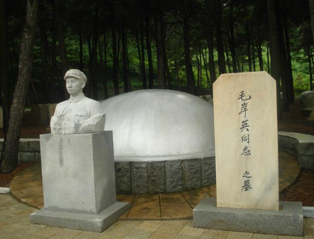 这是岸英同志的墓地，坐落在朝鲜桧仓郡志愿军的烈士陵园里面，这桧仓郡的西南边不远