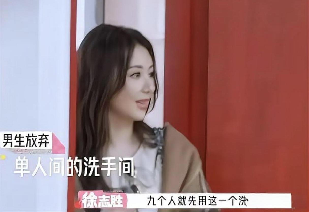 方媛在桃花坞的住宿争议，像面镜子照出成年人社交里的微妙分寸。男生区域那间带