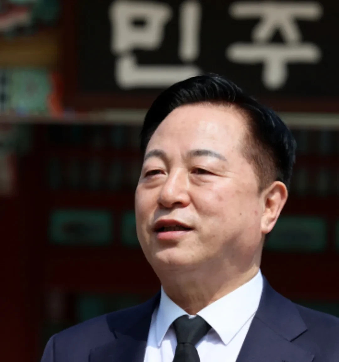 金斗官退出民主党总统竞选bombshell！金斗官，曾