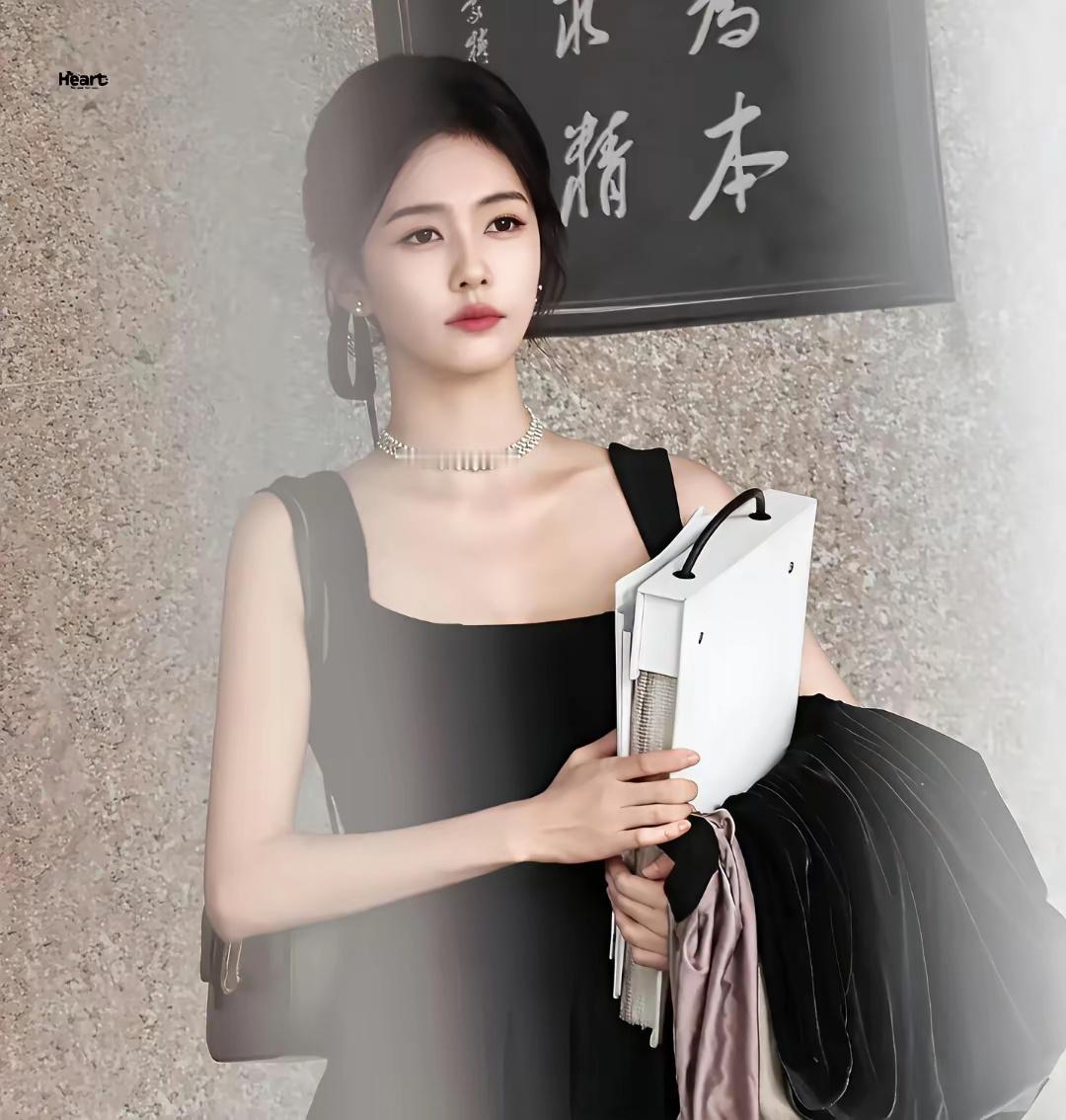 白鹿在欢娱的时候，于正发一条和她相关的内容就能冲上热搜前10。白鹿走了刚1个月，