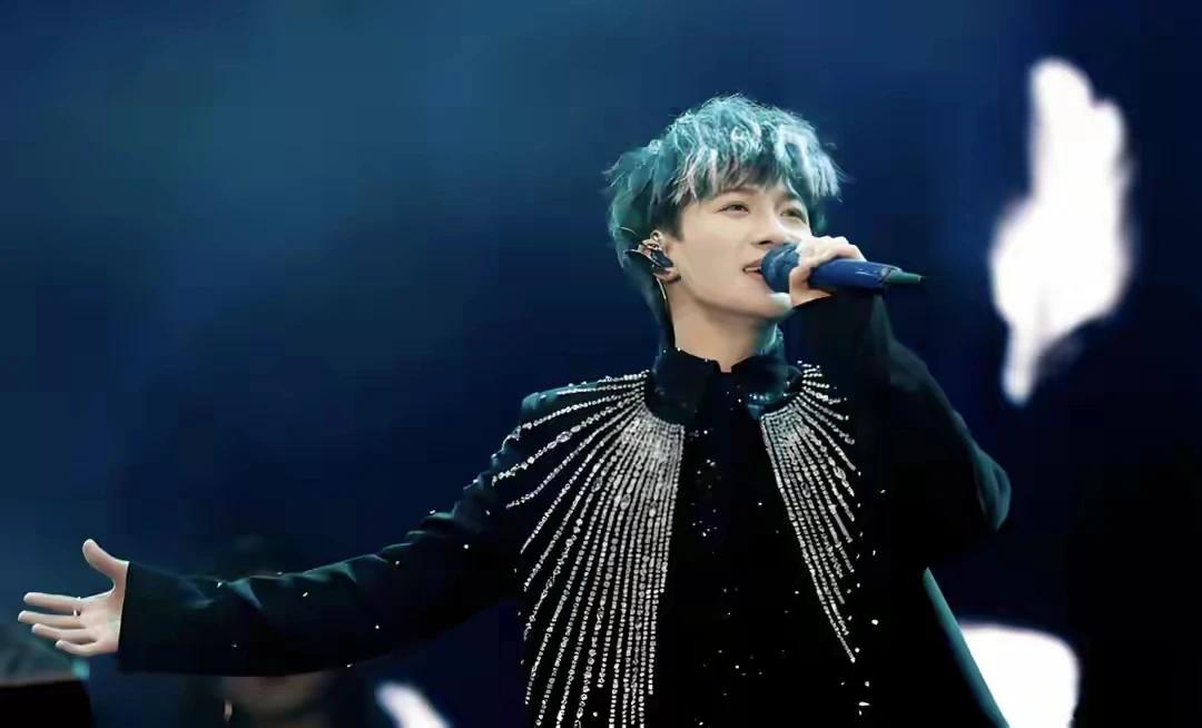 11年前，周深在《好声音》舞台上以《欢颜》惊艳四座，却因声线独特被那英含泪淘汰，