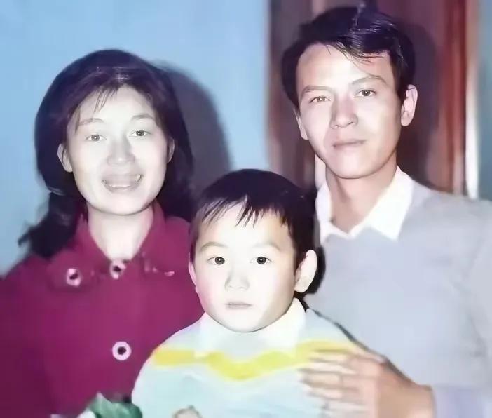 1979年，上海知青戴建国不顾反对娶了一农村女子，谁知娶回家当晚，妻子就大喊大叫