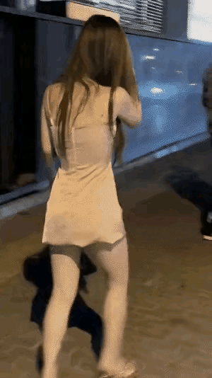 对待自己人指手画脚，对待外国人亲亲热热，实在不理解她为什么如此选择？美女这样选