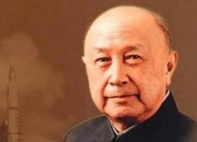 20年前的一天，大夫问钱学森：“100-7=？”钱学森脱口而出93。大夫继续问：