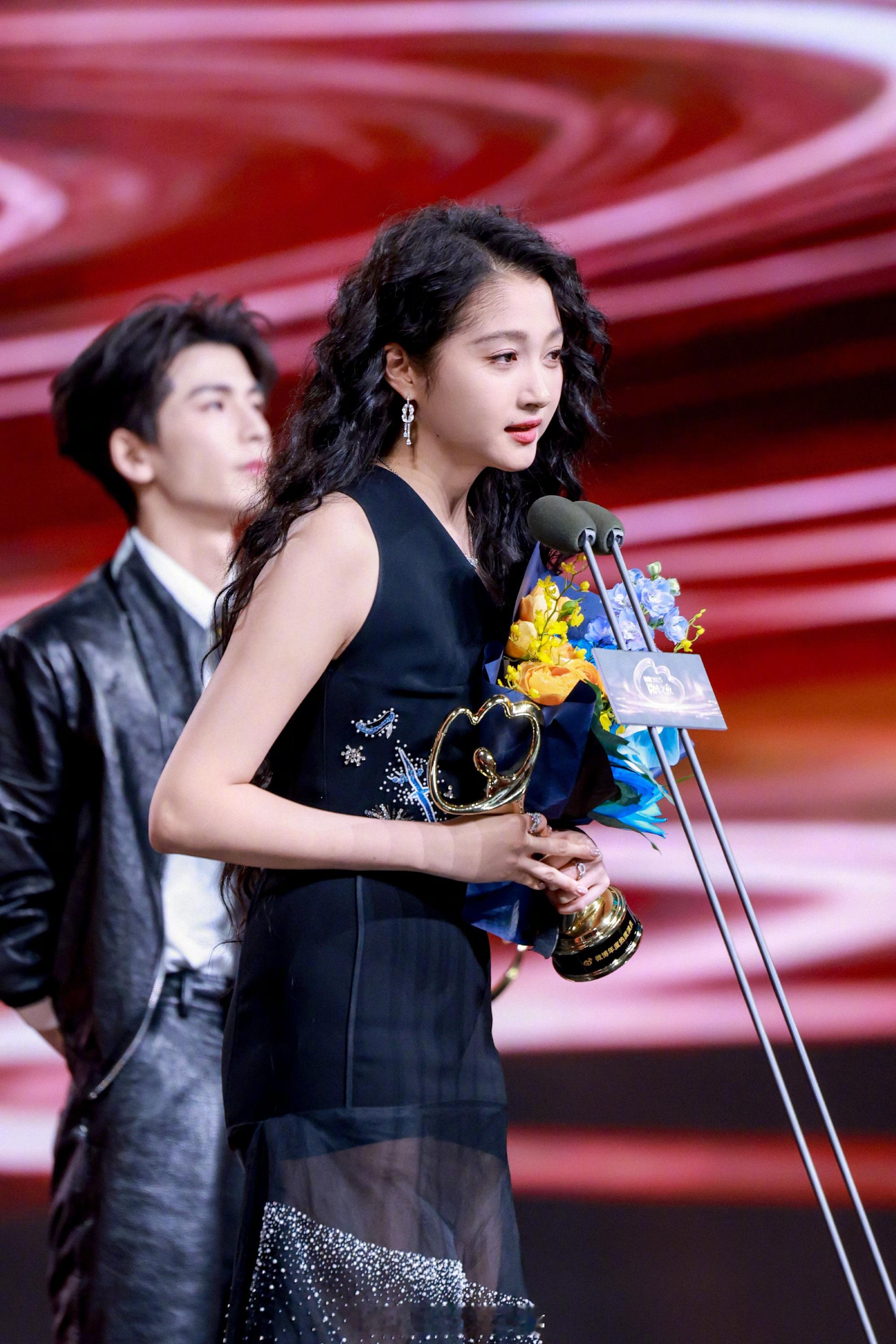 张凌赫丁禹兮蝴蝶结比心微博之夜这组图都不审一下的吗？张凌赫和丁禹兮看完都笑了