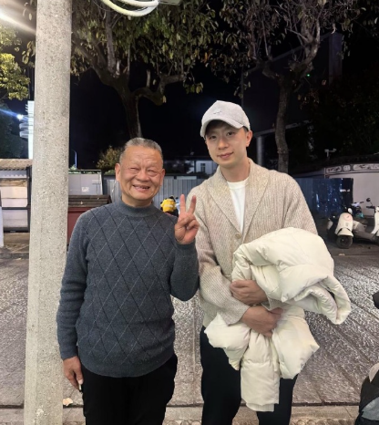 37岁马龙在云南街头被偶遇，他的打扮好时尚，身材很瘦，皮肤白净，长得挺帅的，颜值