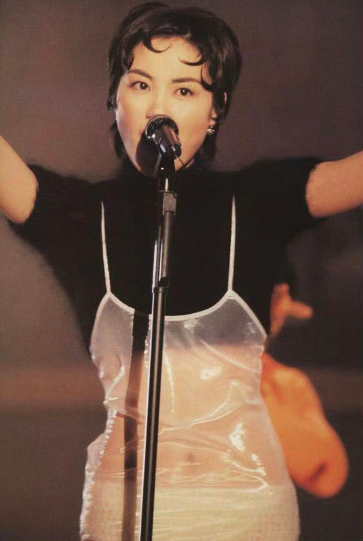 三十多年前的王菲审美太超前！1994年领奖直接穿全透明裙，放在现在依旧惊艳​​