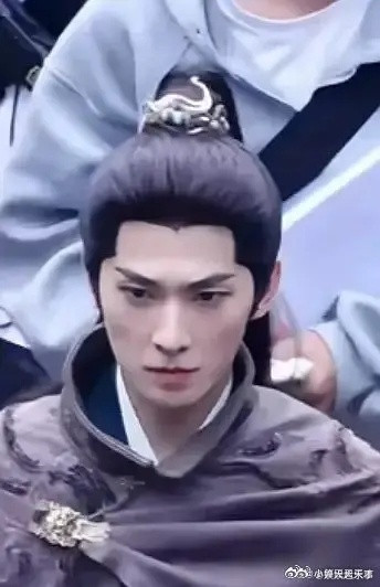 这眉毛都快画眼睛上了吧，好离谱啊，杨洋凡人那个妆造多好看啊！