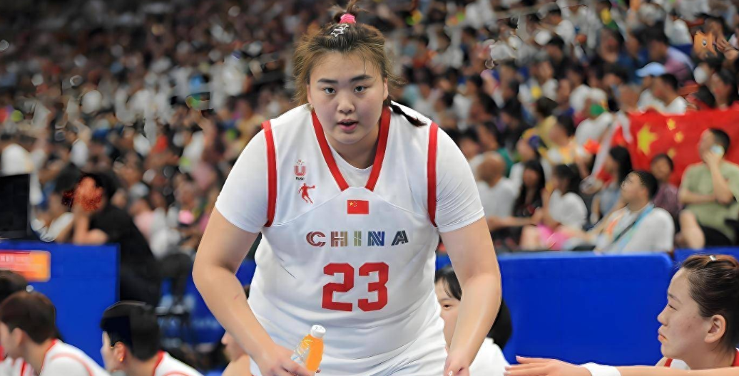 中国女篮2026年首场热身赛，以95:39战胜国际女篮联队。身高2米01，200