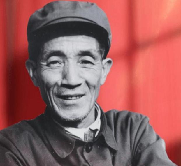 1952年，志愿军庆功会上，一枚特等功勋章无人认领，英雄柴云振的名字被反复呼唤，