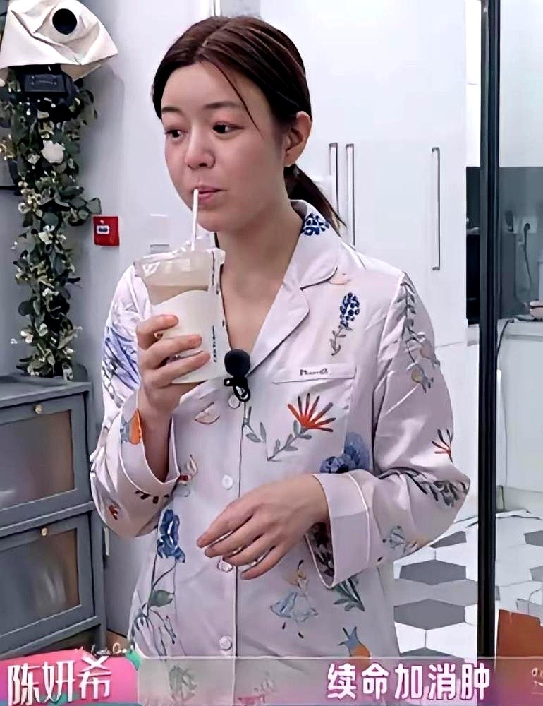 陈妍希刚睡醒的脸，眼皮肿得连缝都快没了。这回真不是装的。镜头怼脸拍过去，她整个人像泡了水的发面馒头。