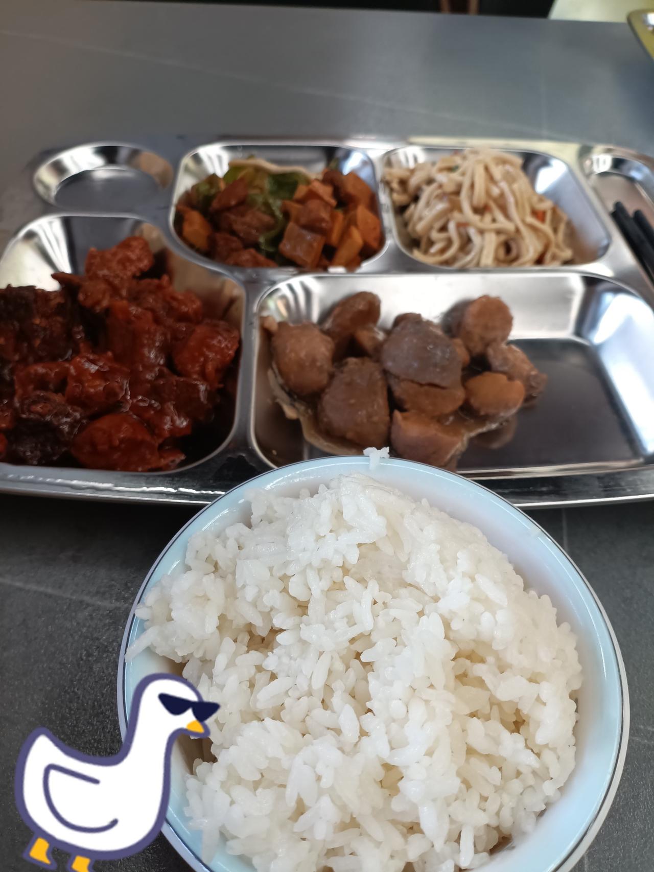 食堂刚开始挺好，咋就涨价减菜了？咱办公楼下新开的食堂，刚开始那阵可火啦！菜品