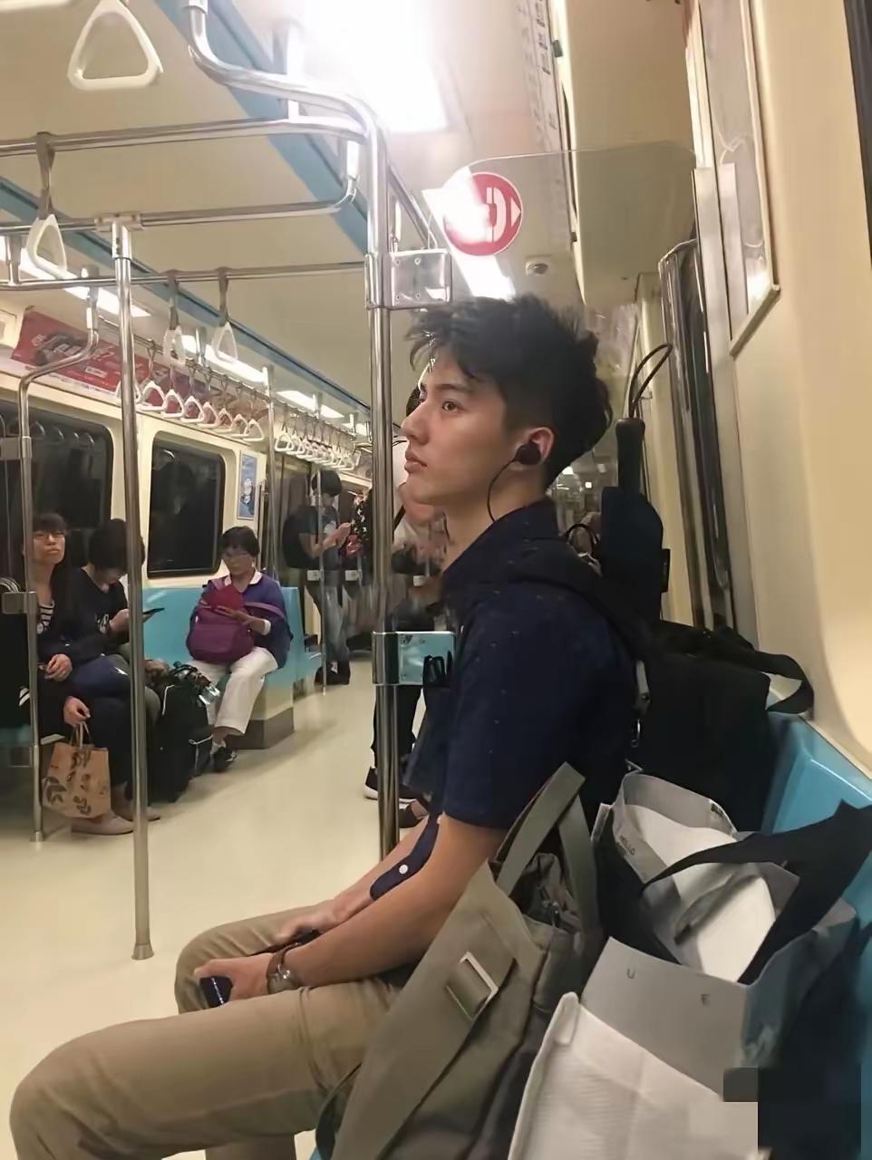 有没有发现,男人眼中的帅和女性眼中的帅,差别真的很大?有位网友就拍到在地铁上